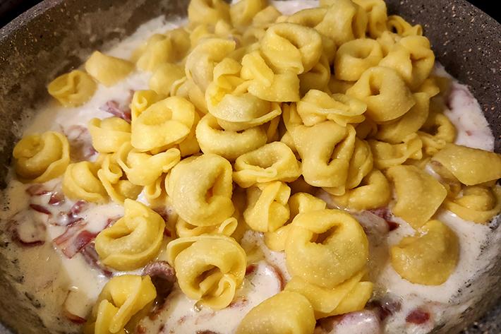 TORTELLINI CON SALSA DE NATA PASO 6